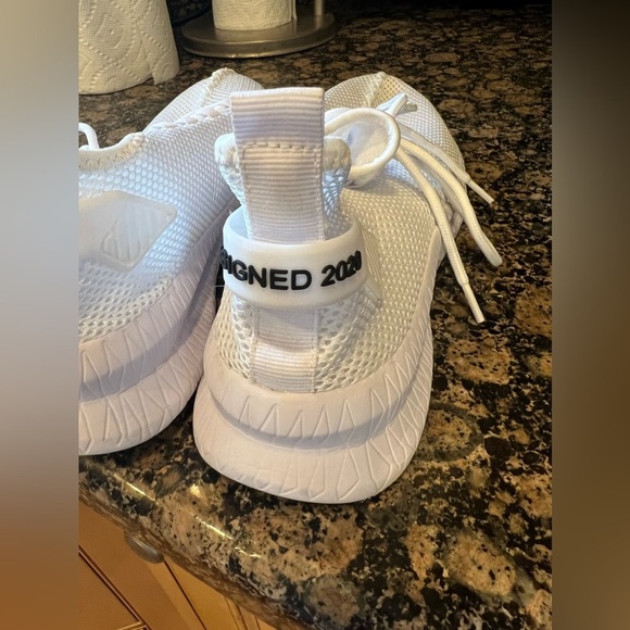 Designed 2020 ladies walking sneaker size 11 excellent condition feather light - Picture 4 of 10